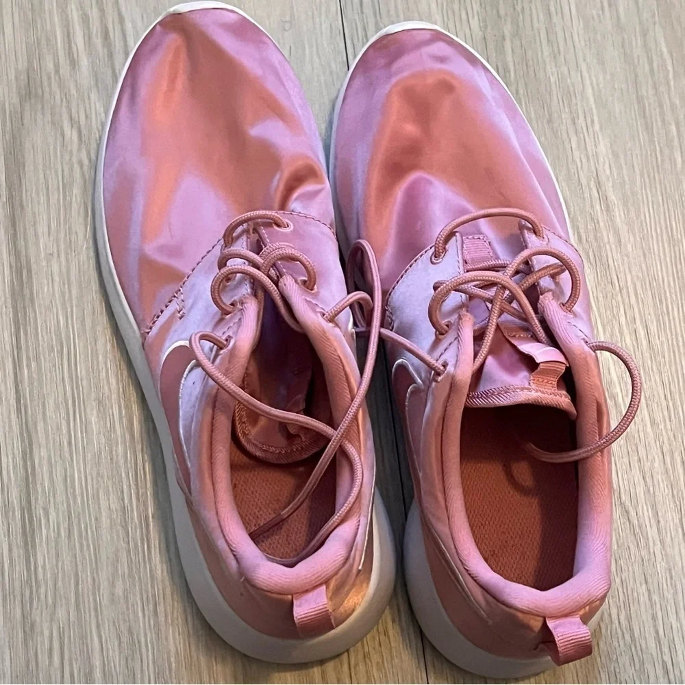 New Nike Roshe One (gs) Big Kids Women’s Pink  Satin Shoes size 7Y